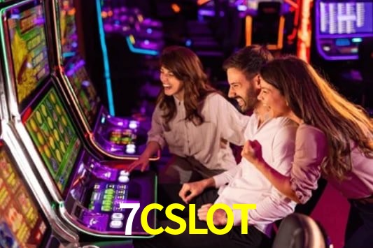 Escena dinámica inspirada en casino con iluminación 7CSLOT, cartas, fichas e íconos de juegos digitales en un espacio moderno de juegos.